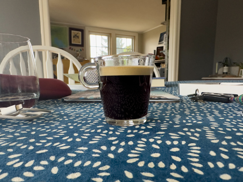 ...und haben uns bereits einen feinen Nespresso-Kafi zubereitet.