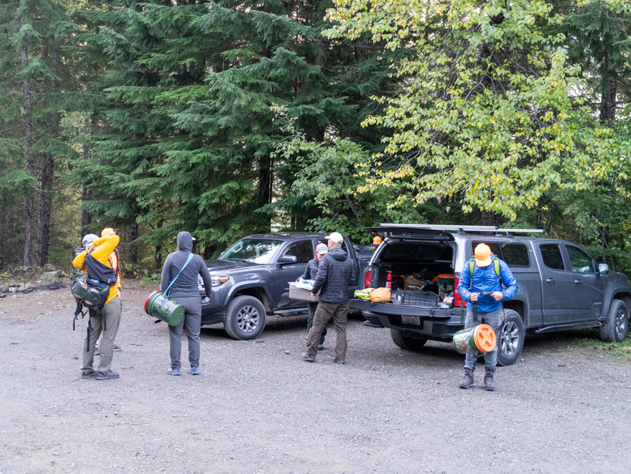 Heute sind wir ein Team von 10 Personen, die Toni in den Wald zum Pilzesuchen begleiten (wenigstens anfangs...)