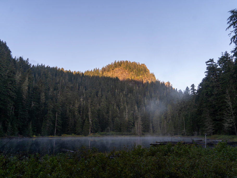 Erste Sonnenstrahlen und Nebelschwaden über dem Pothole Lake