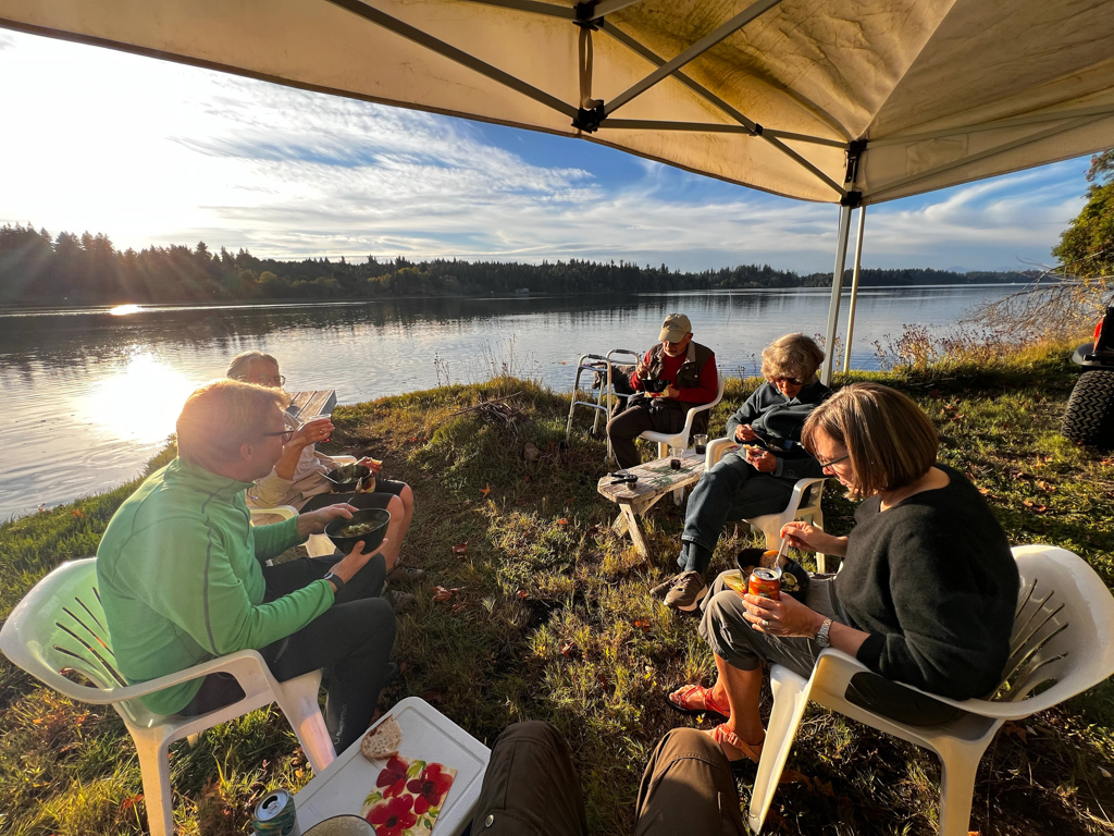 Suppen-Picknick am Meer am Henderson Inlet, Olympia