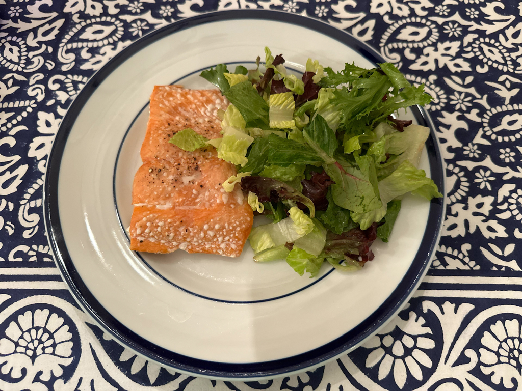 Wir werden mit Salmon und Salat von Ma verwöhnt