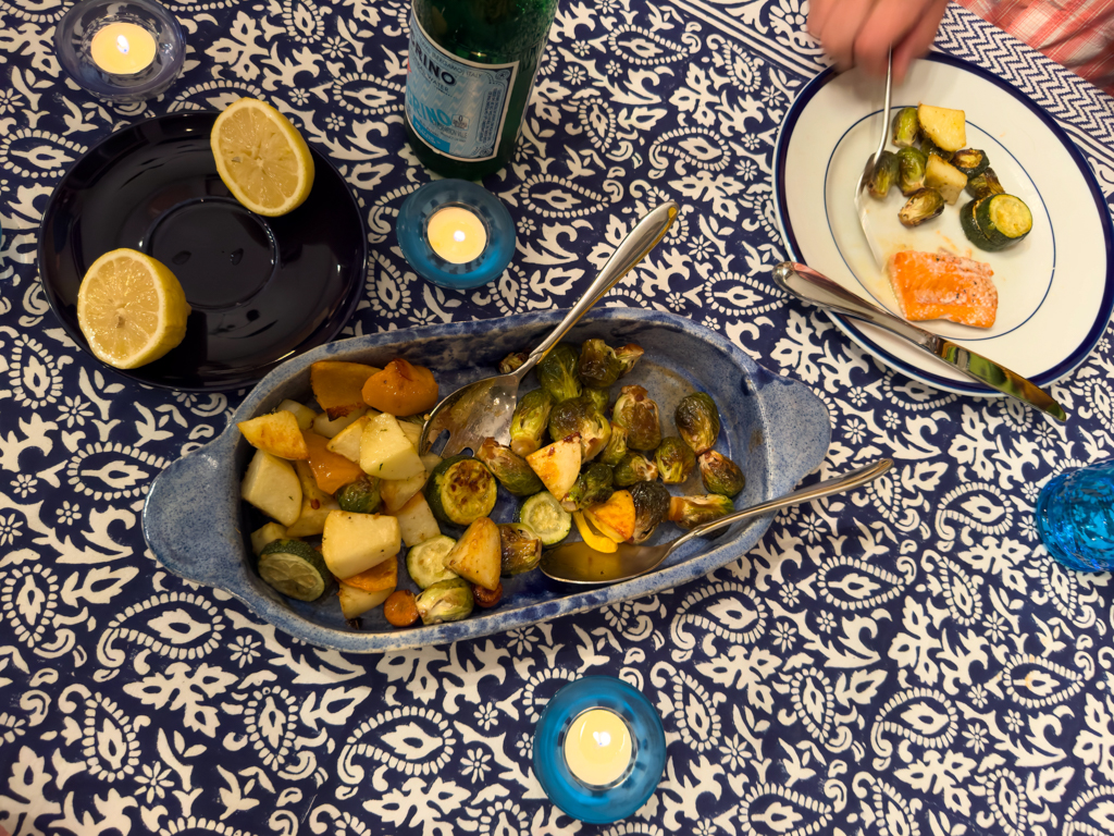 Zum Salmon kommt noch feines Ofengemüse hinzu