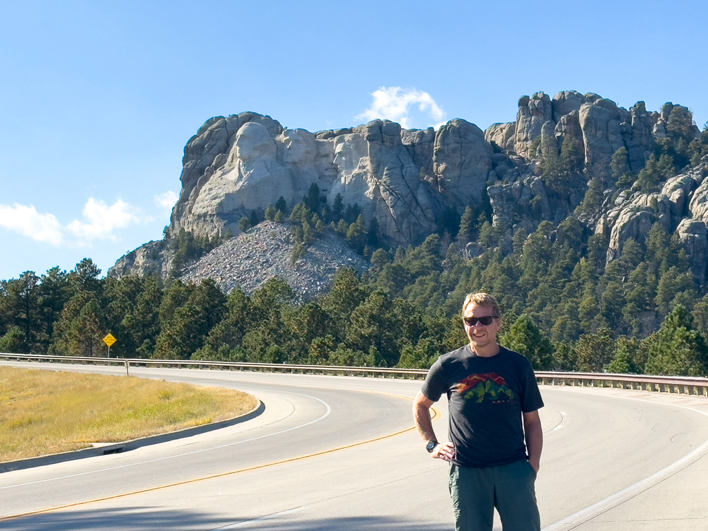 Jo vor Mt. Rushmore