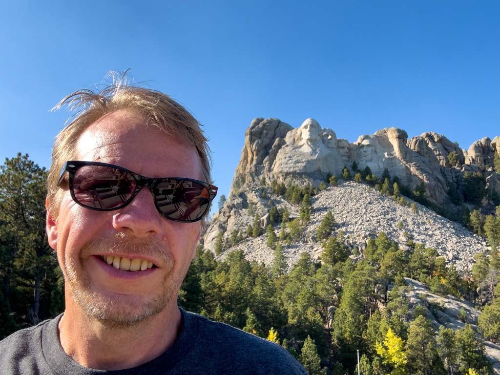 Jo vor Mt. Rushmore