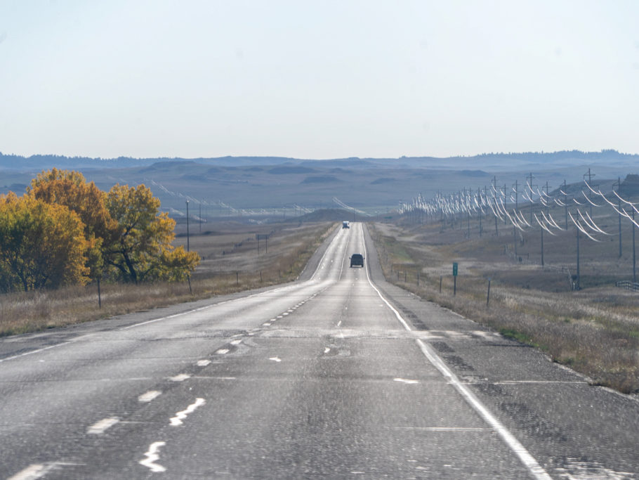 Leere Landschaft mit Stromkabeln wie ein Spinnennetz
