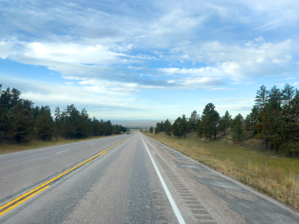 Raus aus den Black Hills: Wir fahren durch den Nadelwald runter in die weite Prärie-Ebene