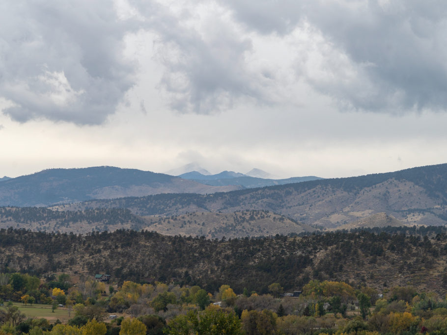 Blick durch das "Schlüsselloch" in den Devil's Back Bones - im Hintergrund die hohen Gipfel der Rocky Mountains