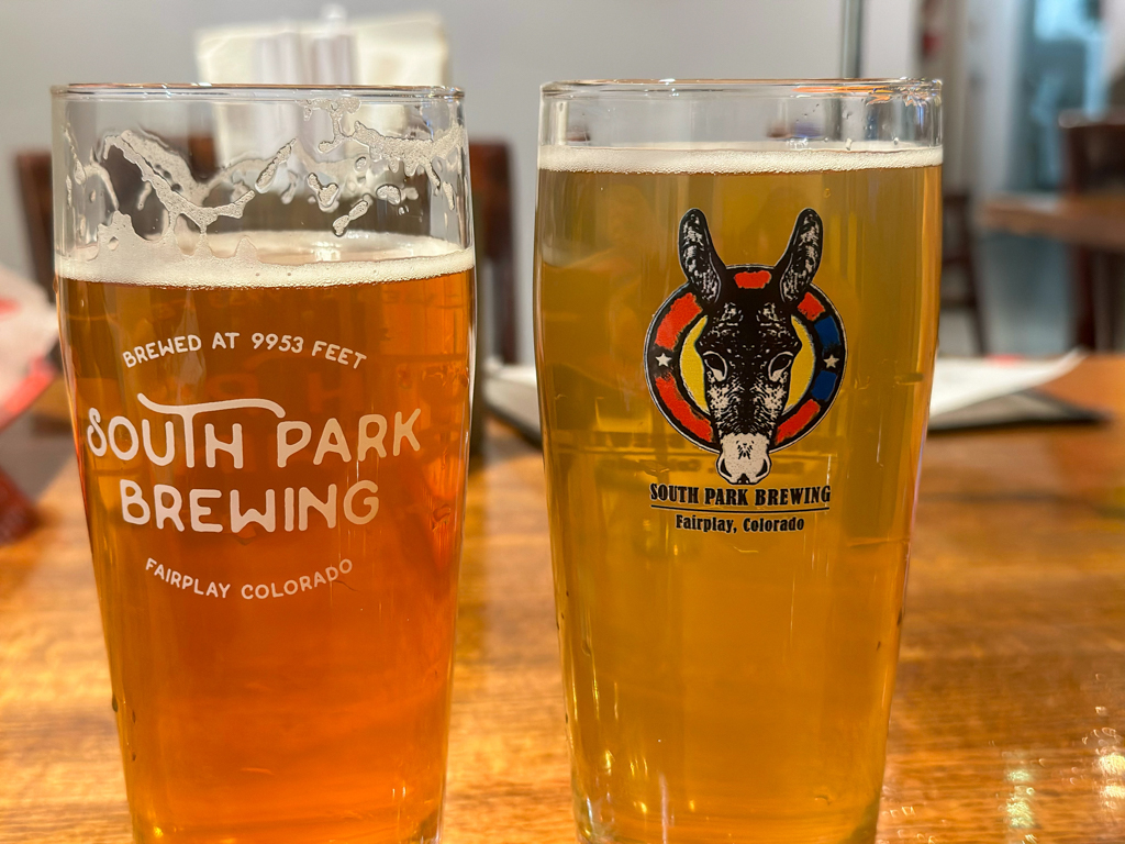 zwei der leckeren, frischen Zapfbiere in der South Park Brewery