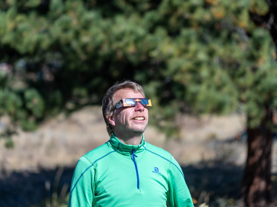 Jo bewundert die Sonnenfinsternis