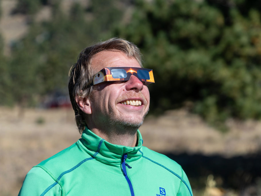 Jo bewundert die partielle Sonnenfinsternis