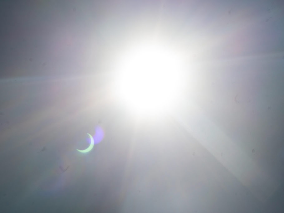 partielle Sonnenfinsternis mit sichelförmigen Bokehs
