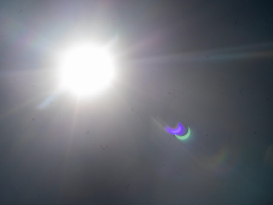 partielle Sonnenfinsternis mit sichelförmigen Bokehs