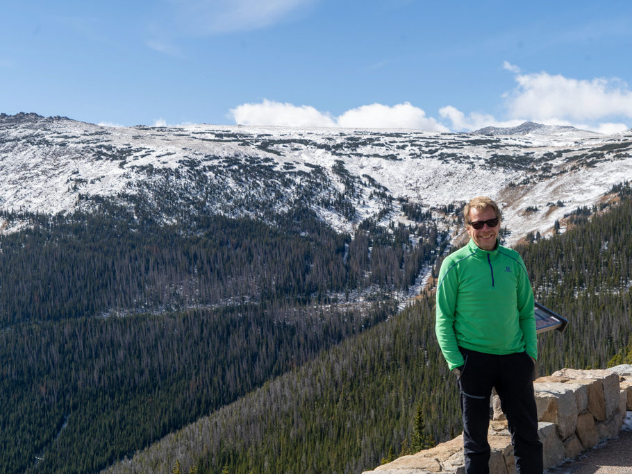 Jo am Aussichtspunkt bei der Rainbow Curve auf 3'285 m.ü.M., Rocky Mountain Nationalpark