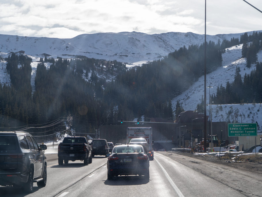 Skigebiet vor dem Eingang zum Eisenhower-Tunnel auf 3'401 m