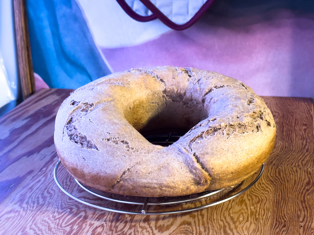 Frisches, selbst gebackenes Brot aus dem Omnia Backofen