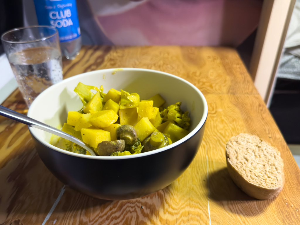 Indisches Curry mit einer Scheibe frisches, selbst gebackenes Brot