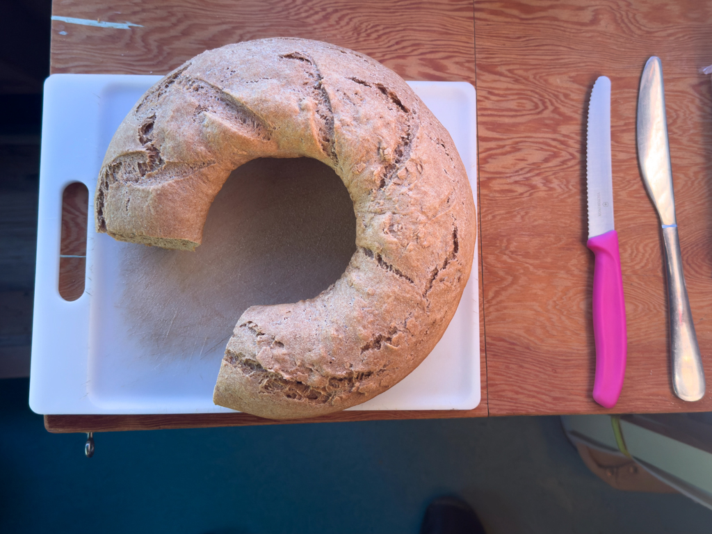 Frisches, selbst gebackenes Brot aus dem Omnia Backofen