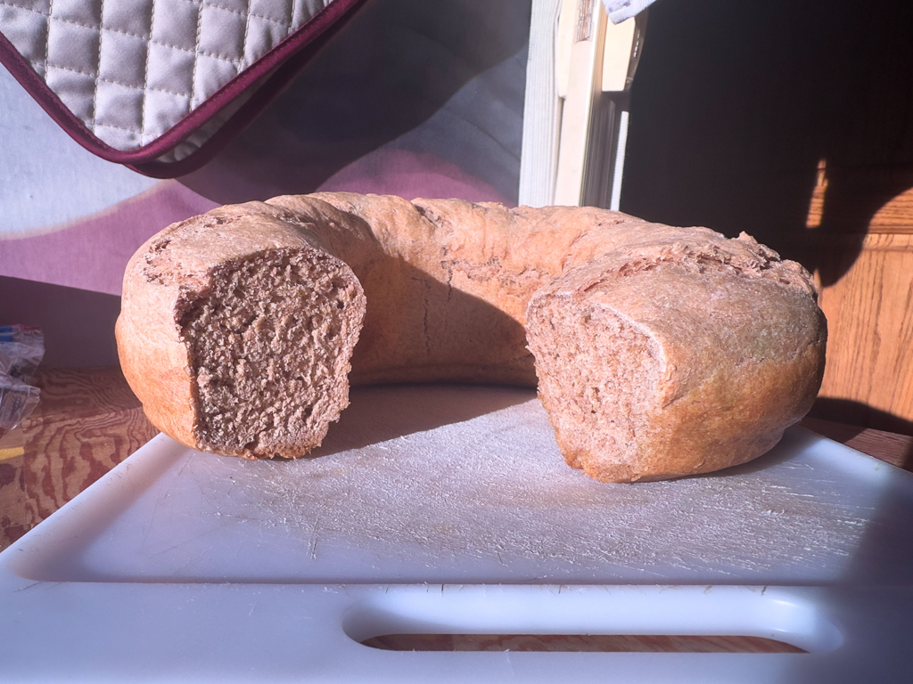 Frisches, selbst gebackenes Brot aus dem Omnia Backofen