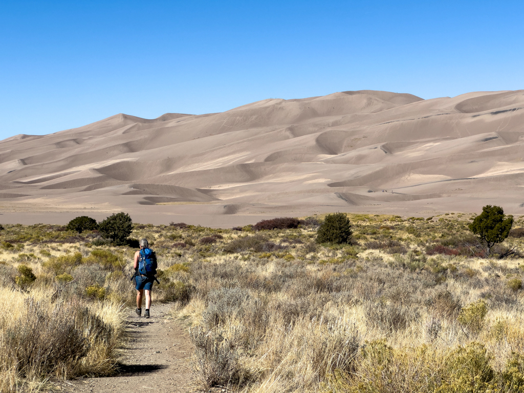 Ma während der Wanderung durch die Great Sand Dunes