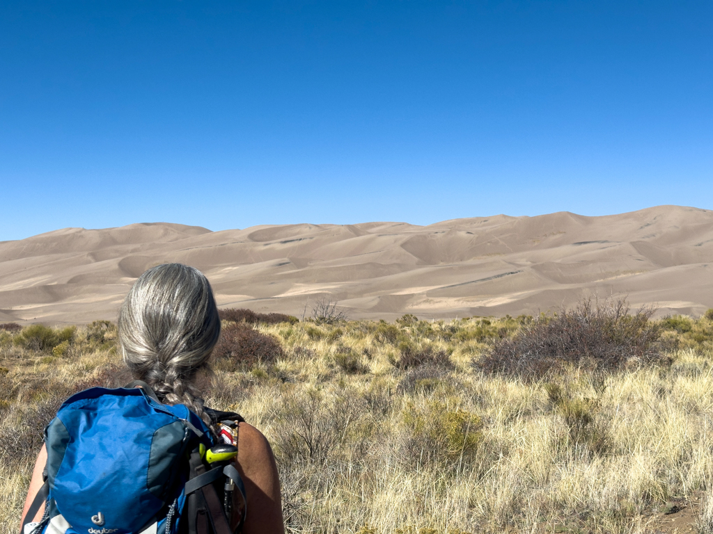 Ma während der Wanderung durch die Great Sand Dunes