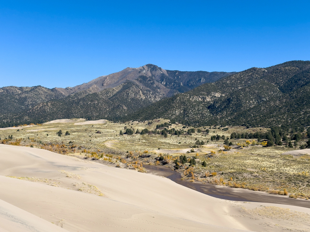 Aussicht auf die Umgebung während der Wanderung auf den Great Sand Dunes