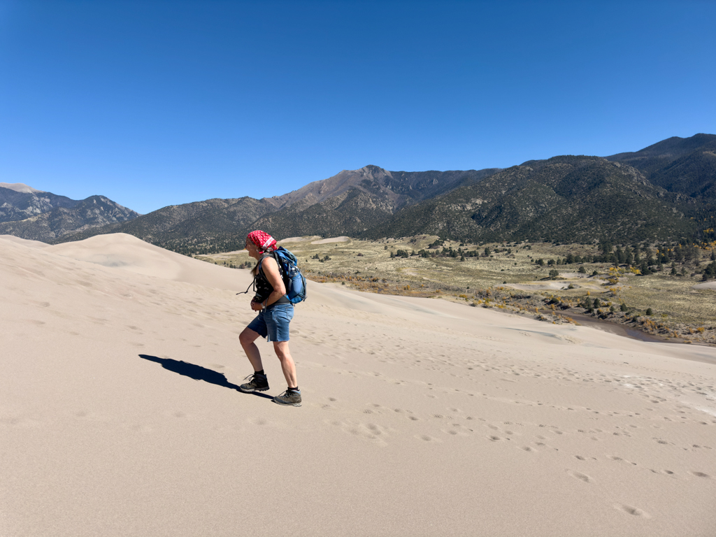 Ma auf der Wanderung auf den Great Sand Dunes