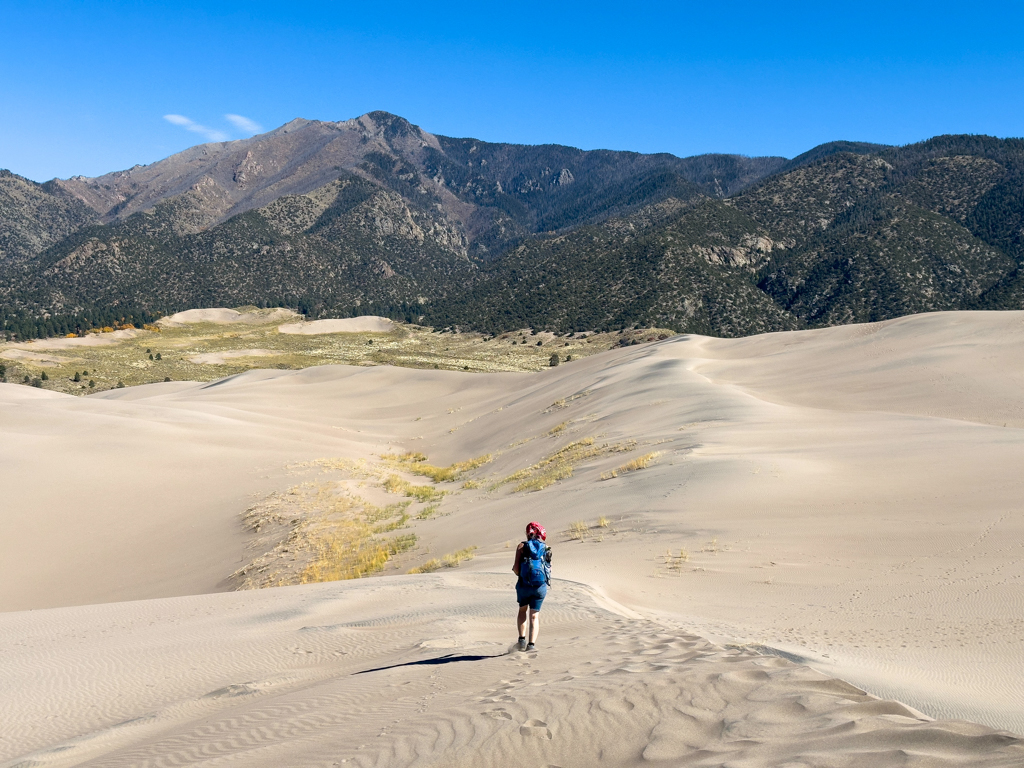 die kleine Ma auf der Wanderung in den Great Sand Dunes