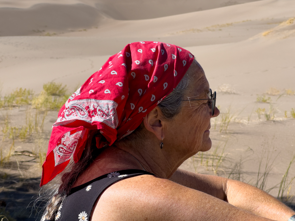 Ma macht Pause auf der Wanderung bei den Great Sand Dunes