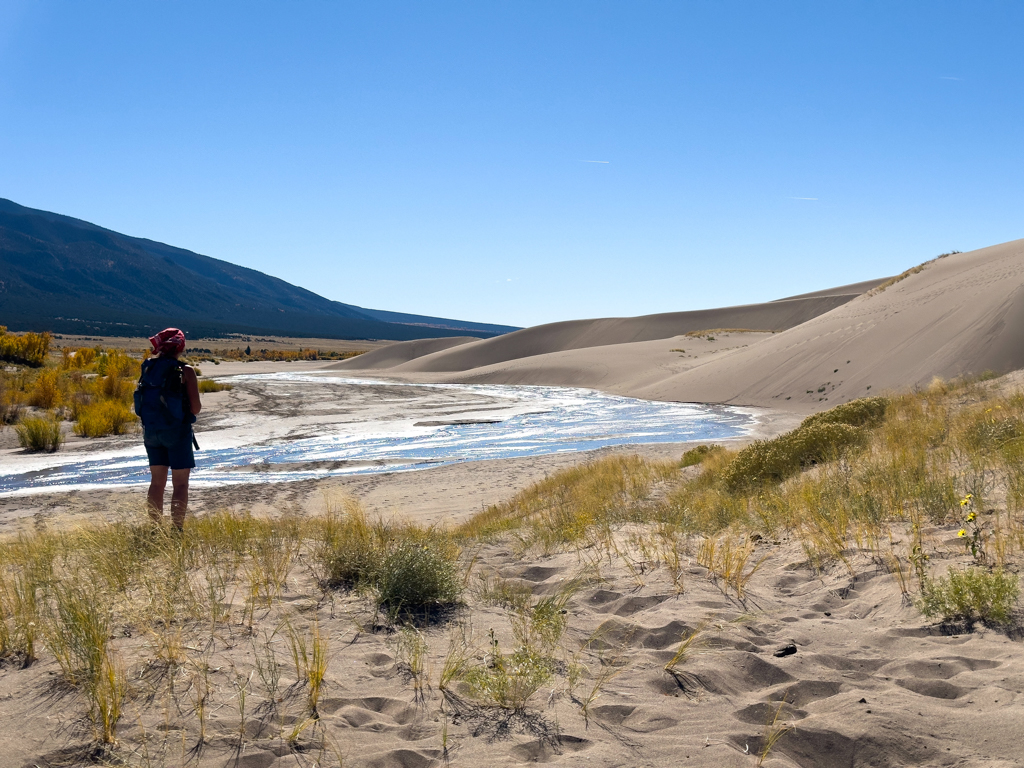 Ma am Fluss Während der Wanderung bei den Great Sand Dunes