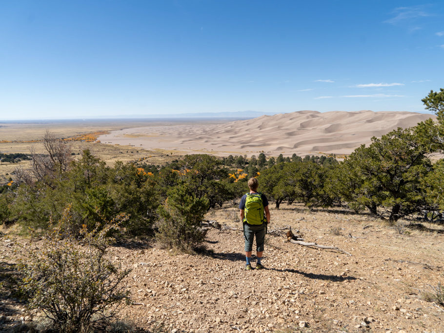 Jo mit Sicht vom Overlook auf die Landschaft bei den Great Sand Dunes