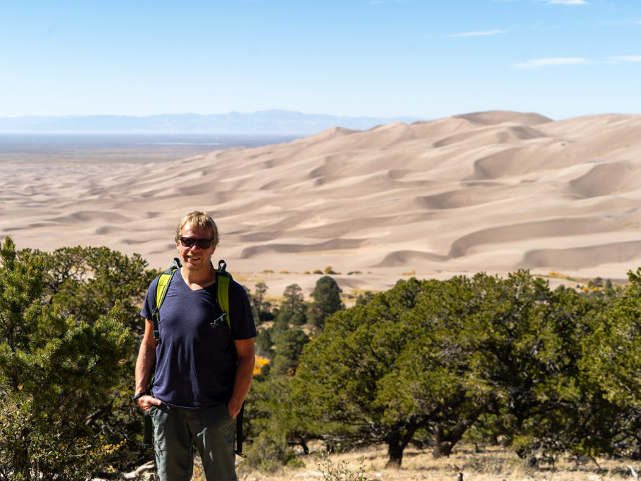 Jo mit Sicht vom Overlook auf die Landschaft bei den Great Sand Dunes