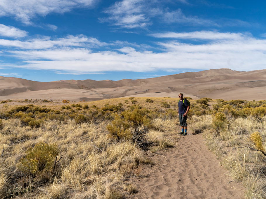 Jo mit Sicht vom Overlook auf die Landschaft bei den Great Sand Dunes