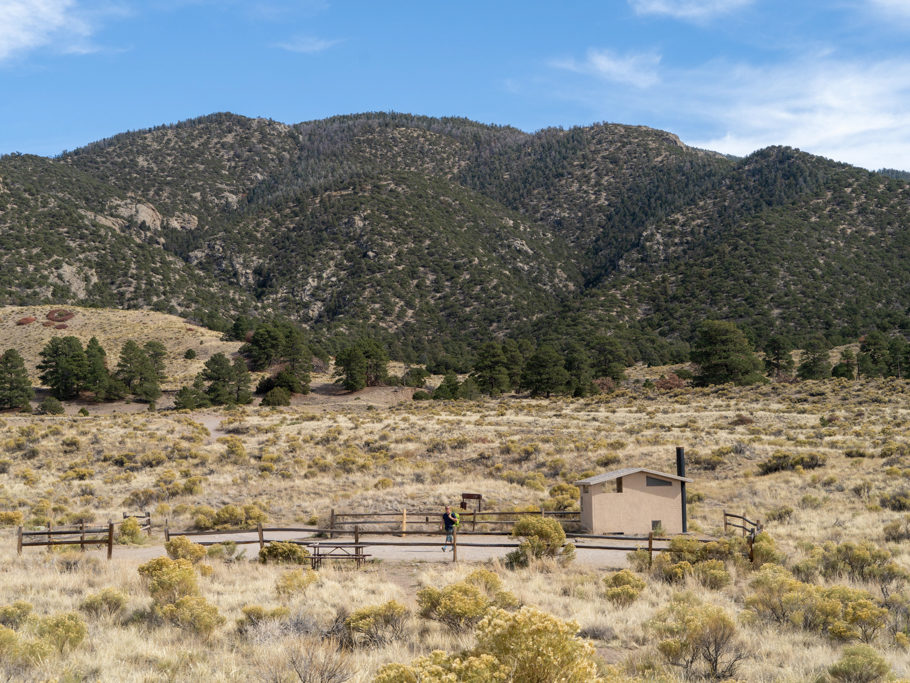 Jo mit Sicht vom Overlook auf die Landschaft bei den Great Sand Dunes