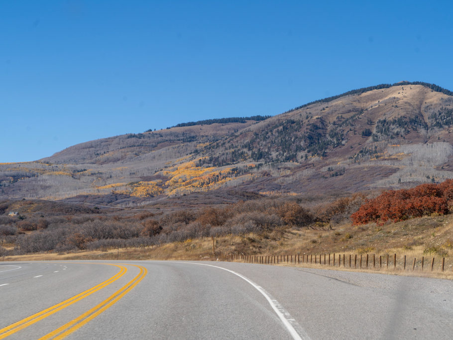 Bunte Felslandschaft auf dem Weg zum Mesa Verde NP