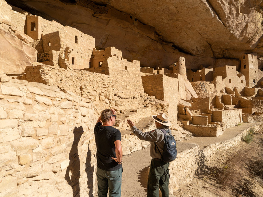 Jo mit Guide auf der Tour durch das Cliff Palace