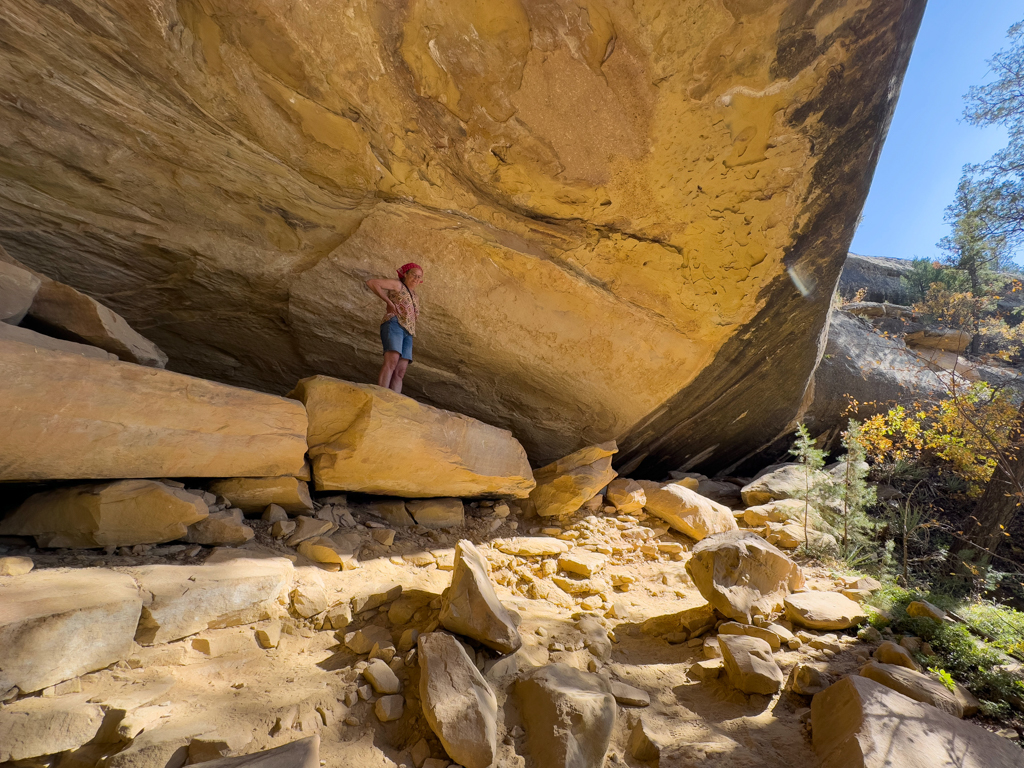 Ma auf der Suche nach den Zeichen auf dem Weg zu den Petroglyphen