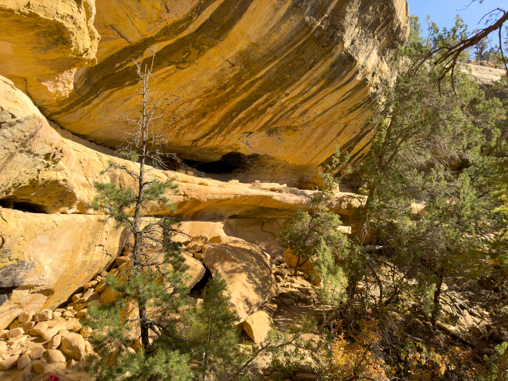 ist das eine frühere Behausung auf dem Weg zu den Petroglyphen