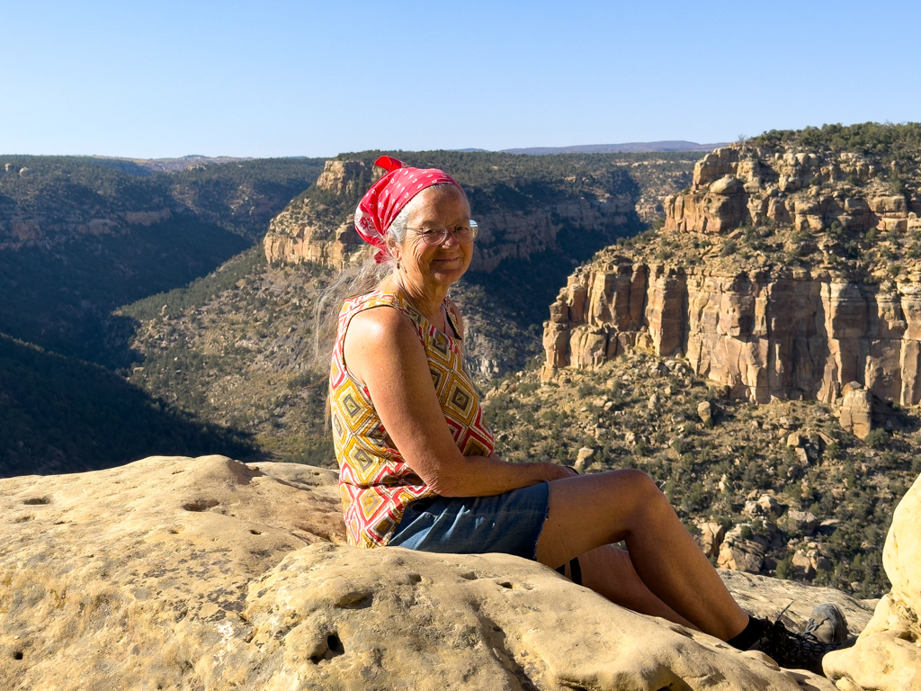 Ma macht Pause mit Blick auf den Canyon am ende der Wanderung zu den Petroglyphen