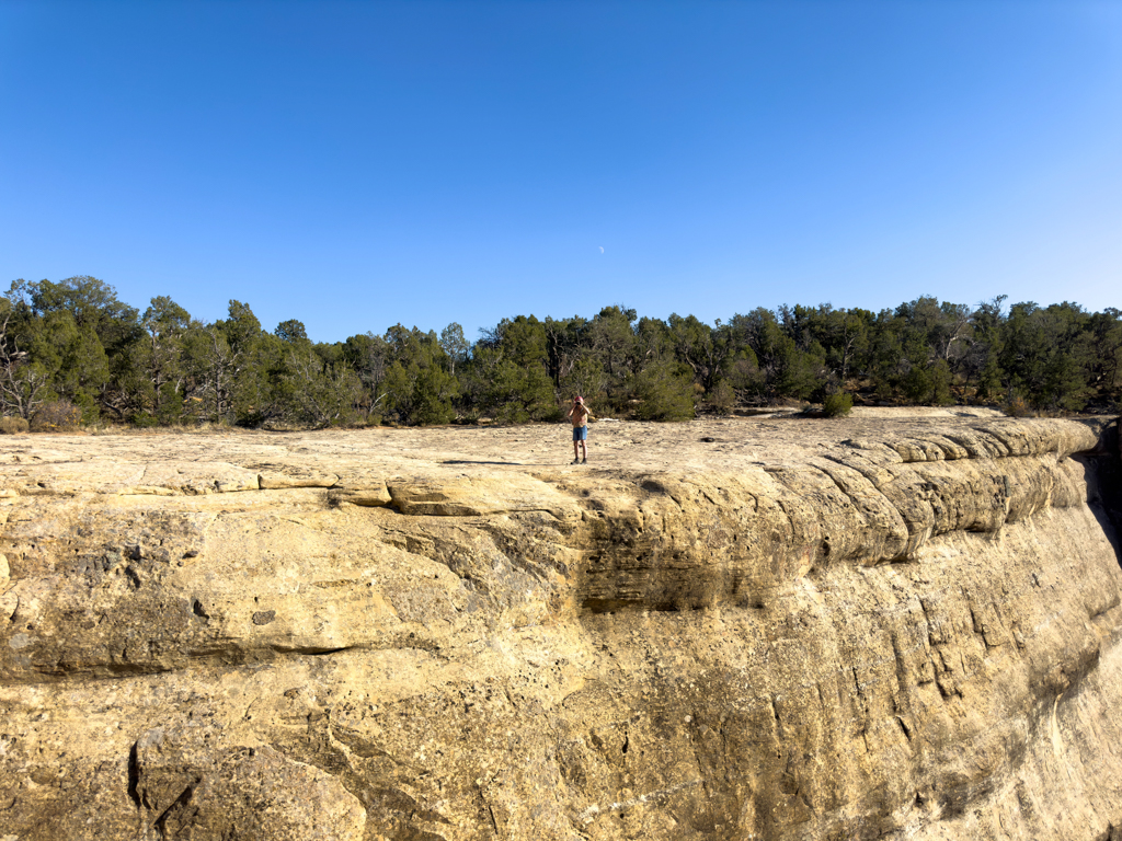 die kleine Ma fotografiert Jo am ende der Wanderung zu den Petroglyphen