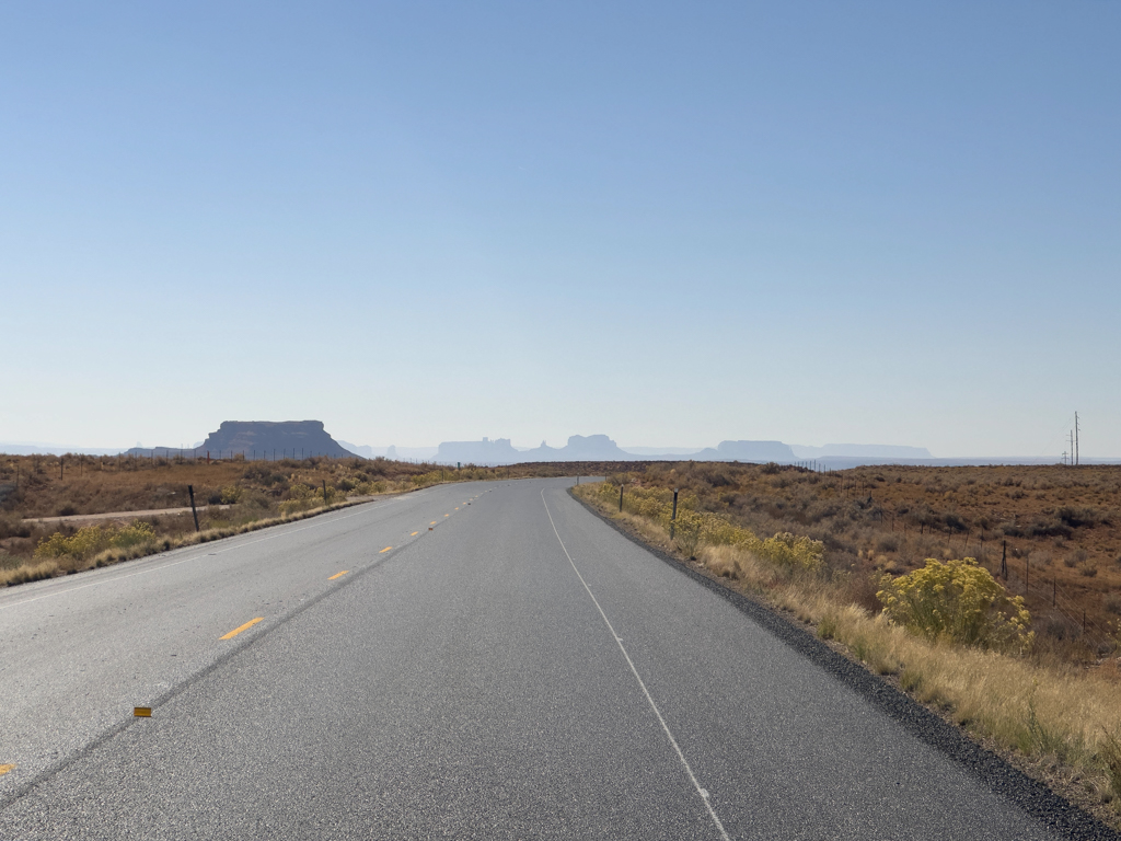 nach dem Forrest Gump Hill mit Blick aufs ferne Monument Valley