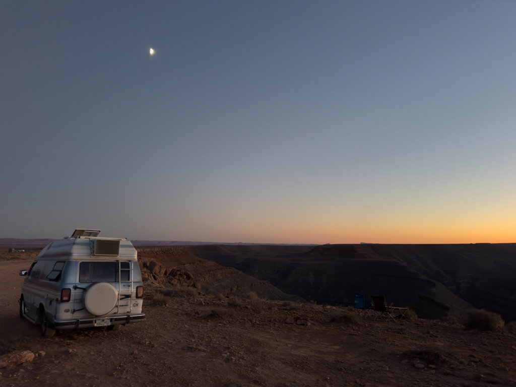 Goosenecks Campground nach Sonnenuntergang im Mondschein