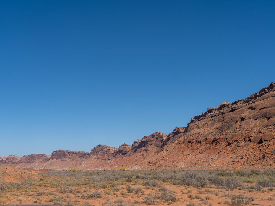 Rote Felsenkette auf dem Weg zum Gooseneks Campground