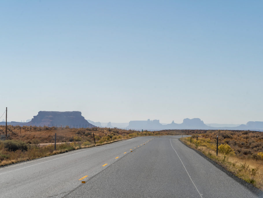 nach dem Forrest Gump Hill mit Blick aufs ferne Monument Valley