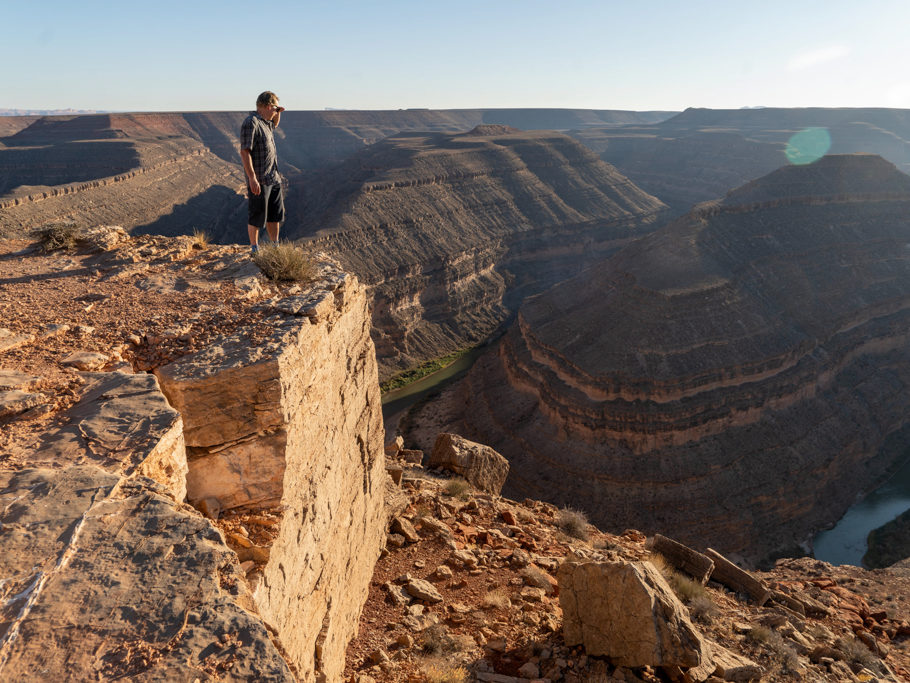 Jo blickt in die Schlucht beim Goosenecks Campground