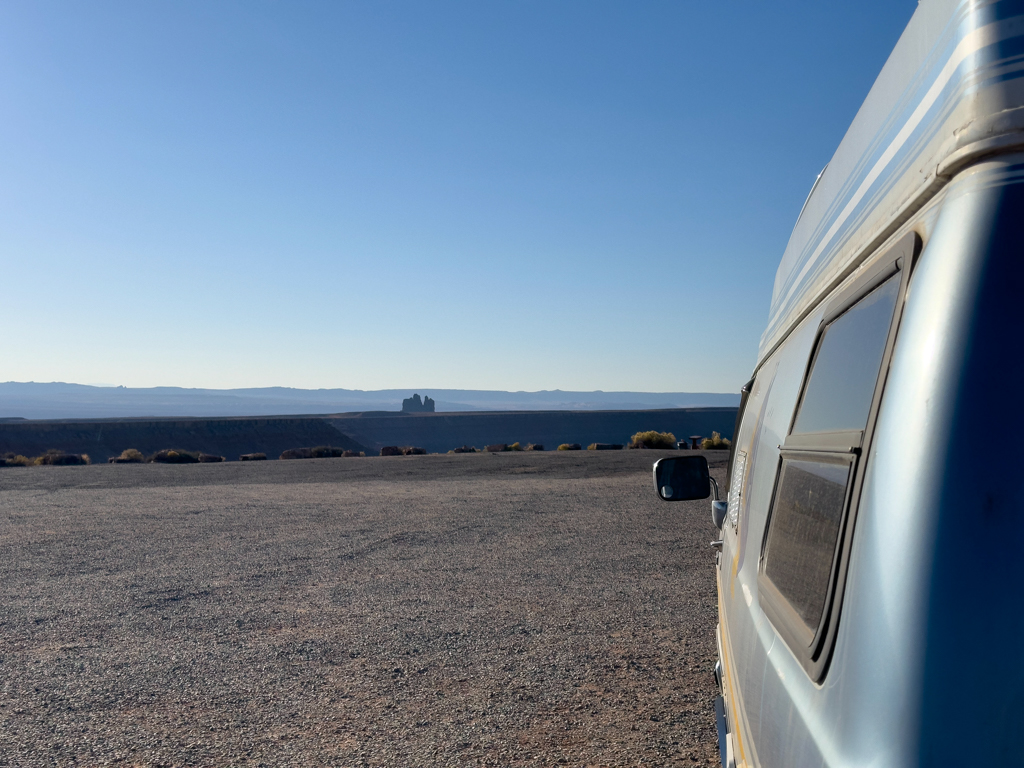 Am Goosenecks Campground mit Blick ins nahe Monument Valley