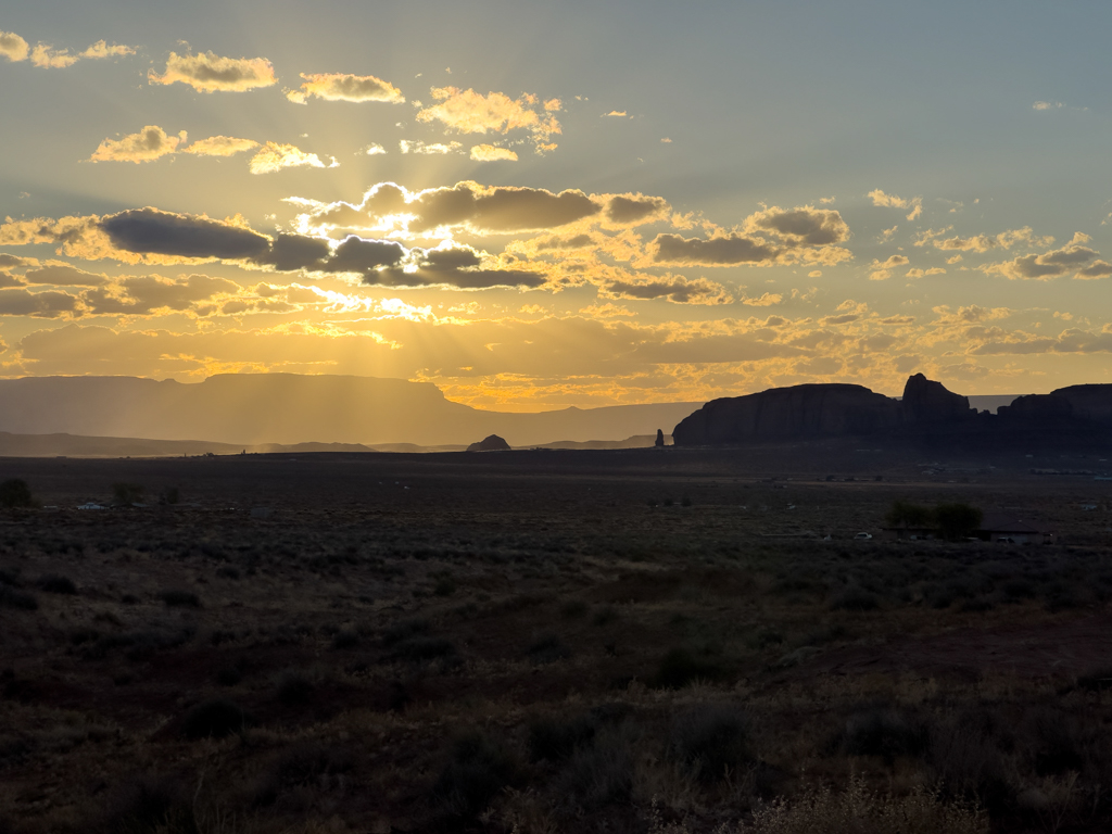 vom Campground aus vor Sonnenuntergang im Monument Valley