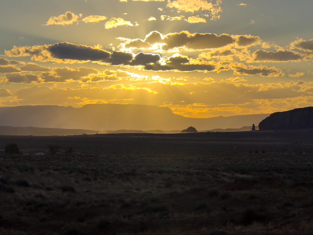 vom Campground aus vor Sonnenuntergang im Monument Valley