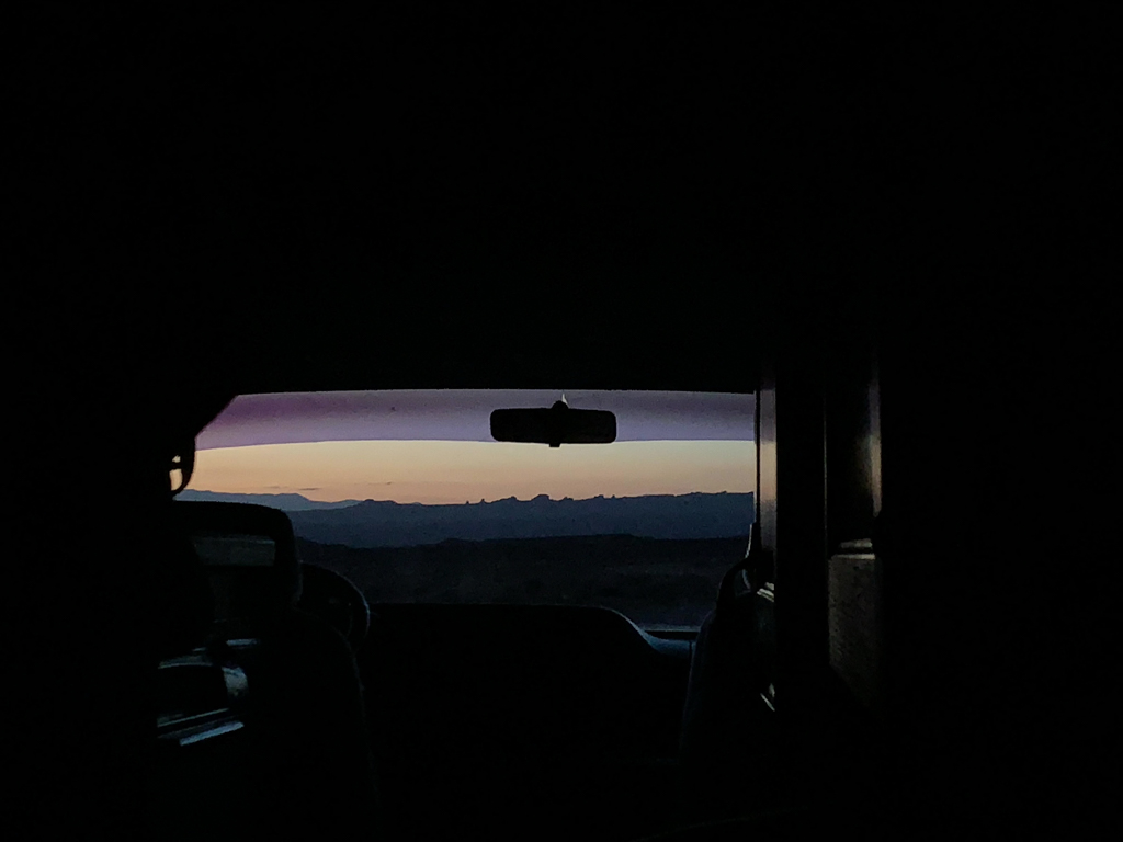 Goosenecks Campground vor Sonnenaufgang mit Blick durch Marthas Frontscheibe