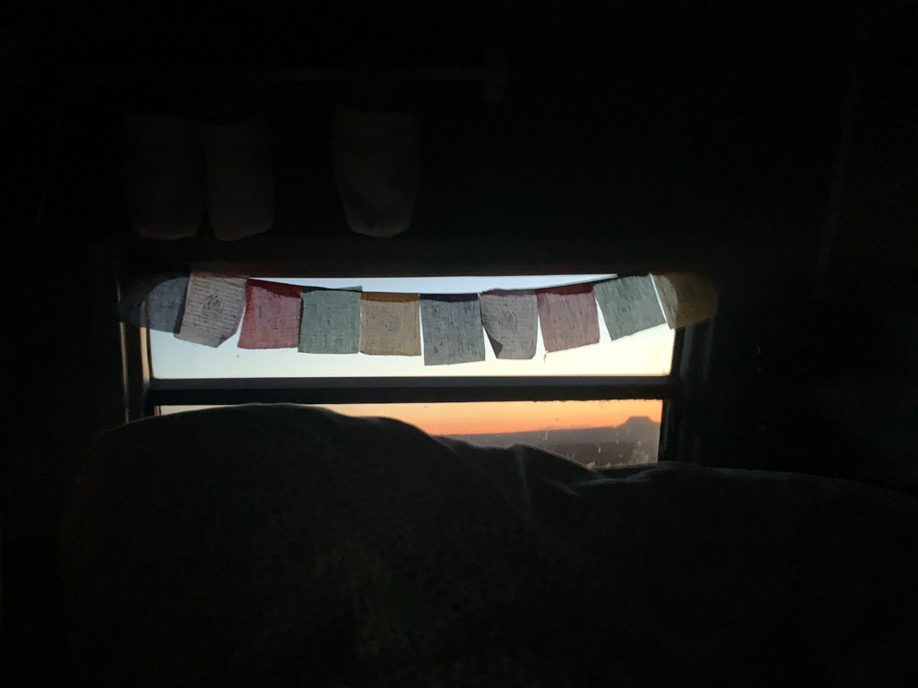 Goosenecks Campground vor Sonnenaufgang mit noch schlafenden Jo