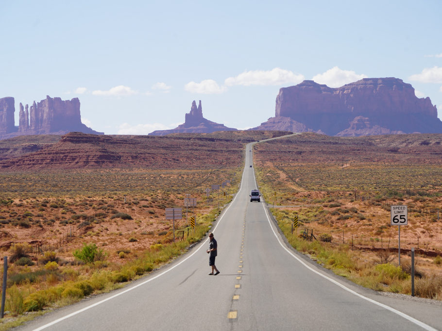 Jo auf der Forrest Gump Strasse ins Monument Valley